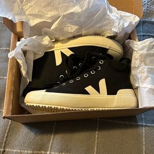Veja Nova Canvas High Tops